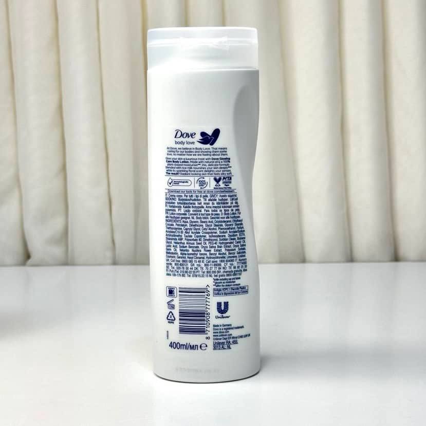 لوسیون بدن براق کننده نیلوفر آبی داو مدل Glowing care