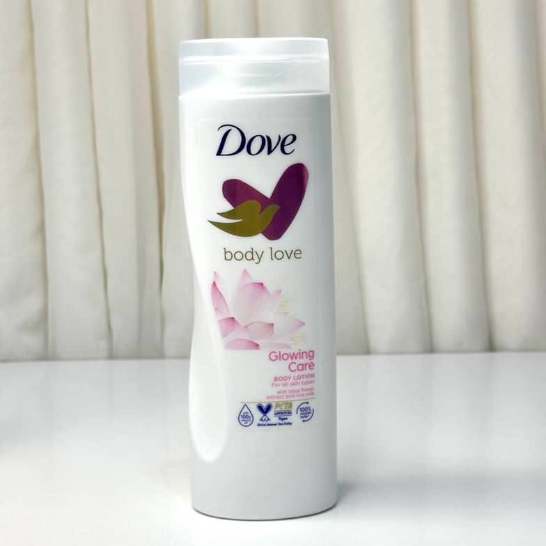 لوسیون بدن براق کننده نیلوفر آبی داو مدل Glowing care